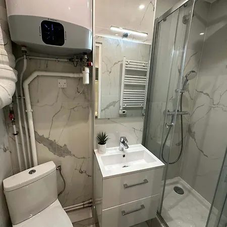 326 New Hugo - Tiny Center Apartment